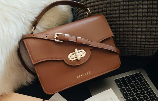 Comment incorporer une pièce en cuir marron dans un style professionnel?