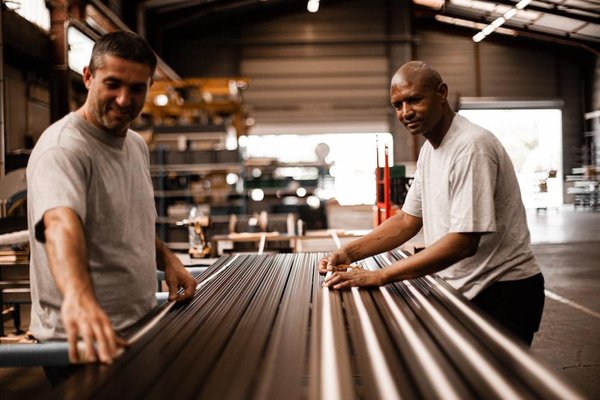 Quelle longueur de jupe crayon est idéale pour une conférence professionnelle?